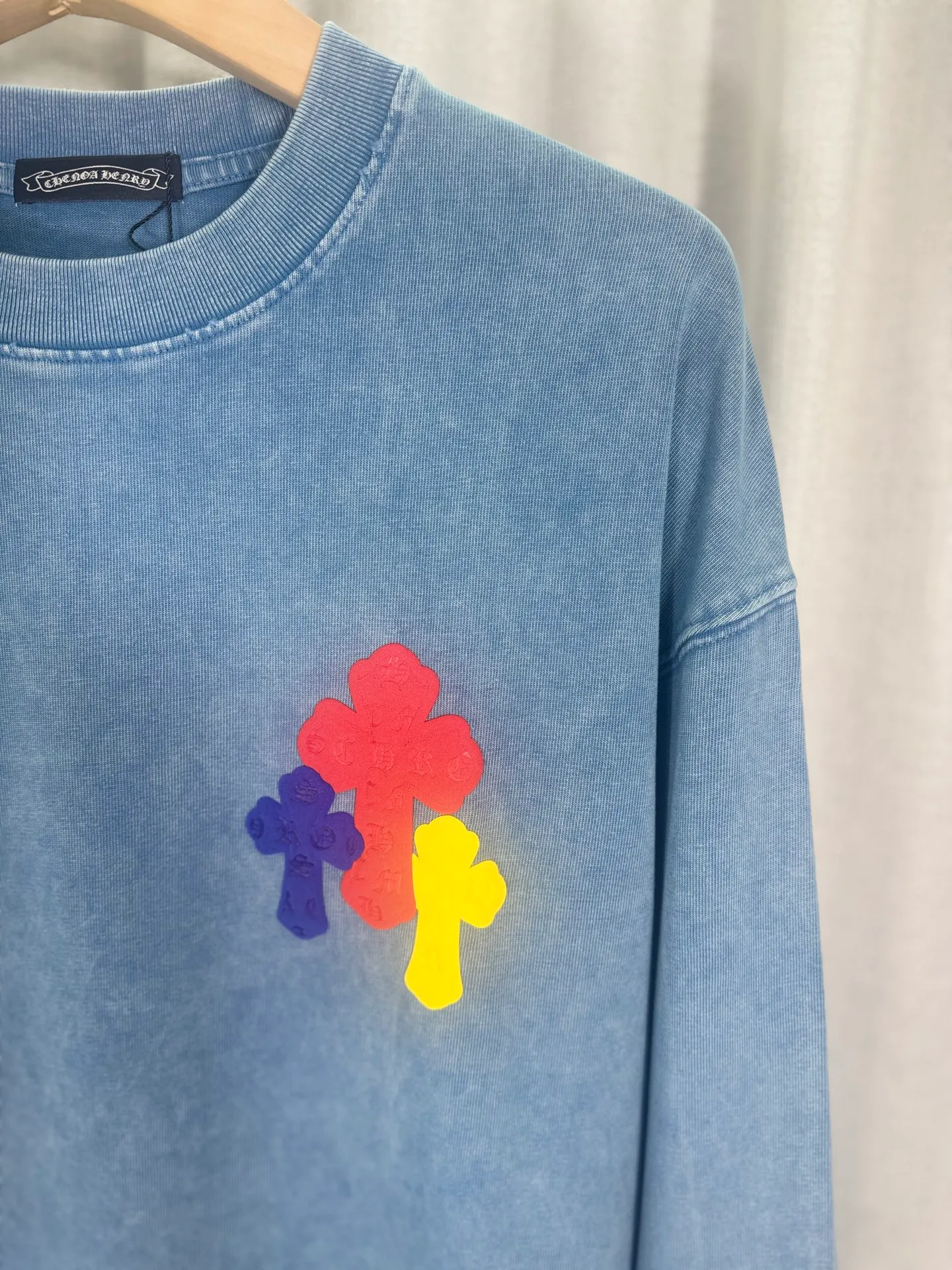 P250 top version, real shot without P, ​​different from market currency) 𝗖𝗵𝗿𝗼𝗺𝗲 𝗛𝗲𝗮𝗿𝘁𝘀/Cro Heart 2025 Autumn and Winter Horseshoe Cross Sticker 3D Glue Couple Casual Long Sleeve 👑The highest version! Customized fabric 320g fabric! Horseshoe cross printing 3D hot glue! The best-selling model in the counter, very comfortable to wear. Accessories: original molded and authenticated collar label➕100% silk wash label. Genuine purchase-grade original hangtag➕matching hanging rope➕3D hanging beads➕original packaging bag. Craftsmanship: The original version has consistent wiring! The highest version of the armhole matching technique! Color: Blue Black Size: S M L XL Style No.: 5175